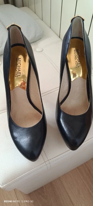Tacones Michael Kors Negros con Detalle Dorado