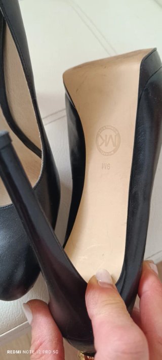 Tacones Michael Kors Negros con Detalle Dorado