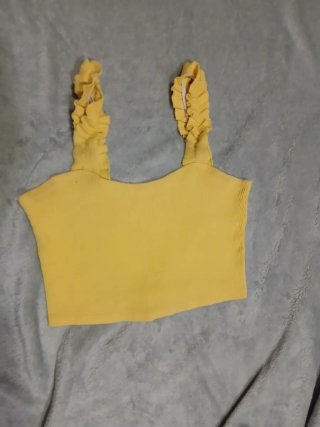 Top amarillo con tirantes de volantes