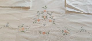 Lenzuolo matrimoniale ricamato su cotone bianco