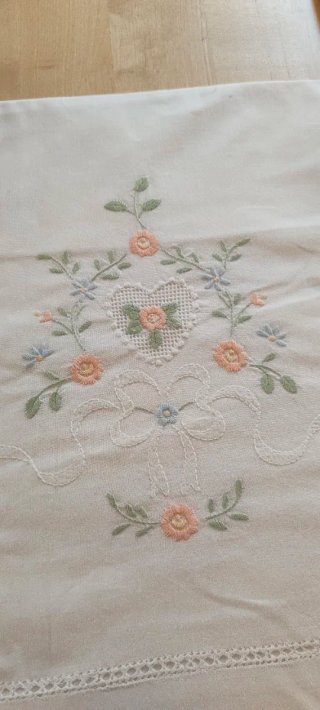 Lenzuolo matrimoniale ricamato su cotone bianco
