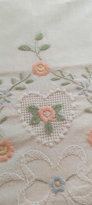 Lenzuolo matrimoniale ricamato su cotone bianco