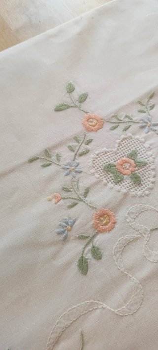 Lenzuolo matrimoniale ricamato su cotone bianco