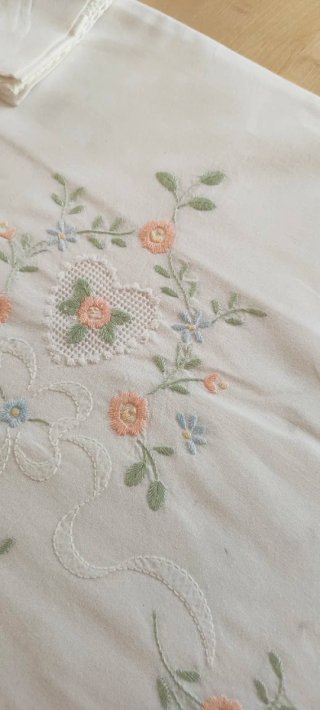 Lenzuolo matrimoniale ricamato su cotone bianco