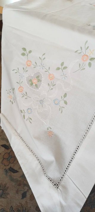 Lenzuolo matrimoniale ricamato su cotone bianco