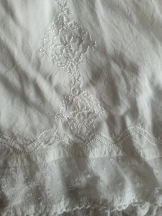 Vestido blanco de encaje.