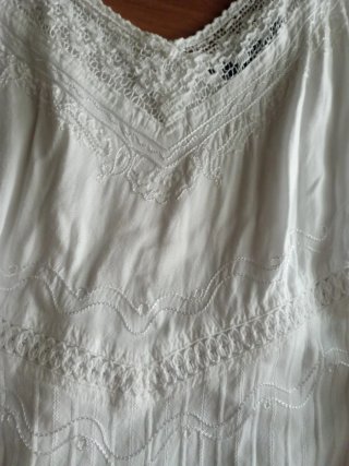 Vestido blanco de encaje.