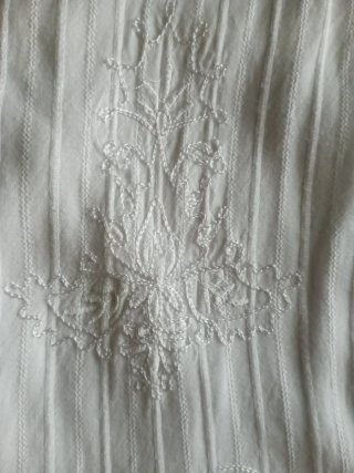 Vestido blanco de encaje.