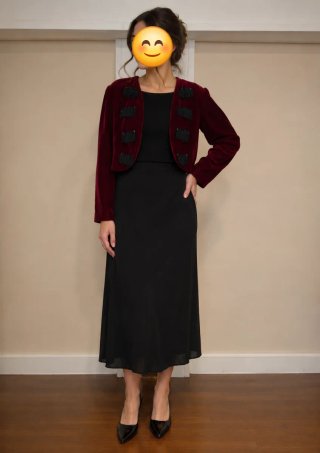 Conjunto Falda Larga Negra y Chaquetilla Roja