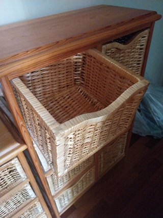 Mueble de madera con 6 cestos de mimbre