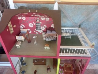 Casa de muñecas de madera