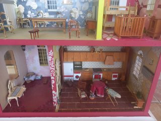 Casa de muñecas de madera