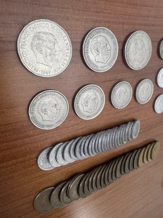 Lote 56 monedas España Franco: incluye 25 pts. *58