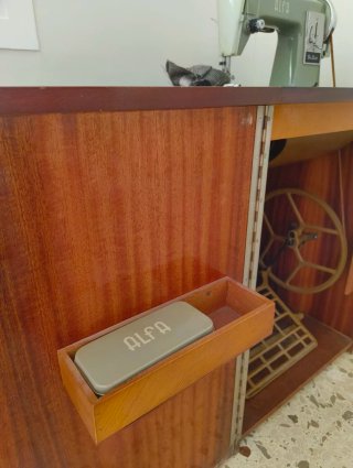 Máquina de coser Alfa Deluxe antigua