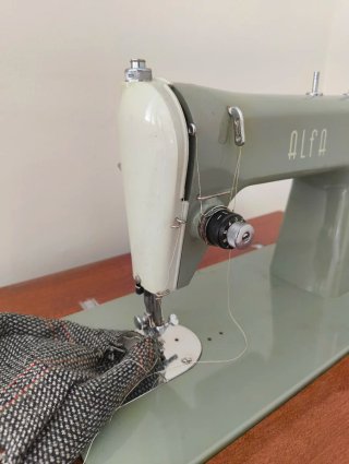 Máquina de coser Alfa Deluxe antigua
