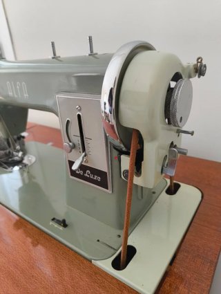 Máquina de coser Alfa Deluxe antigua