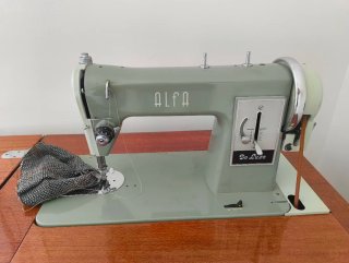 Máquina de coser Alfa Deluxe antigua