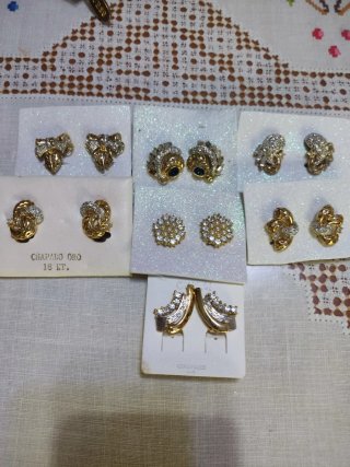 Pendientes chapados con pedrería cierre omega