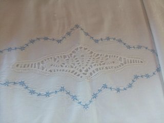 Lenzuola con pizzo azzurro e bianco
