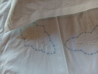 Lenzuola con pizzo azzurro e bianco