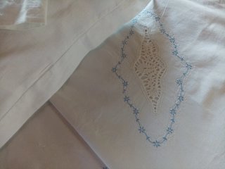Lenzuola con pizzo azzurro e bianco