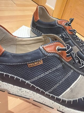 Zapatos de hombre azul y marrón