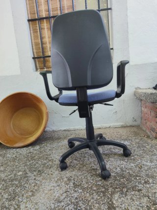 Silla de estudio azul y negra
