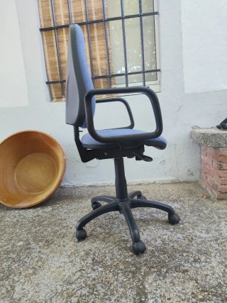 Silla de estudio azul y negra