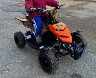 Quad infantil naranja a bateria