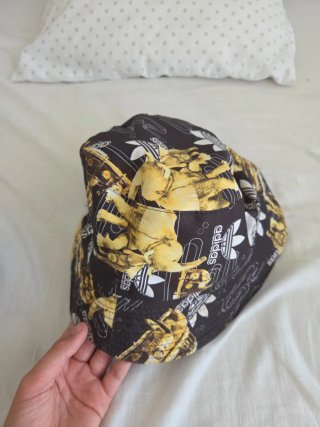 Gorro Adidas Negro y Dorado