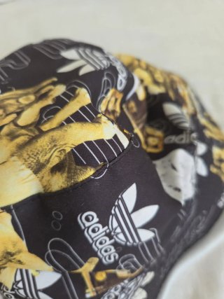 Gorro Adidas Negro y Dorado