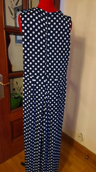 Mono azul marino con lunares blancos