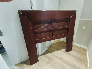 Cabecero de cama de madera marrón