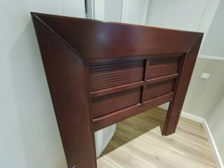 Cabecero de cama de madera marrón