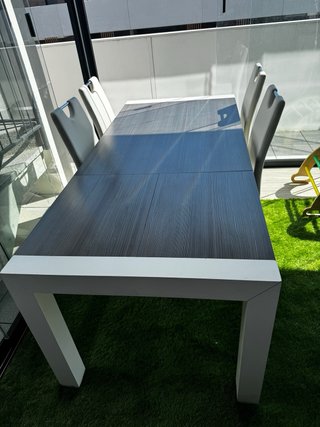 Mesa de comedor y 4 sillas