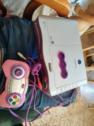 Consola Vtech con mando rosa