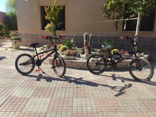 Bicicletas BMX Negras y Rojas