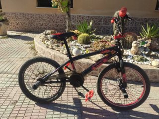 Bicicletas BMX Negras y Rojas
