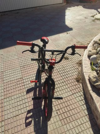 Bicicletas BMX Negras y Rojas