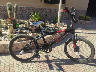 Bicicletas BMX Negras y Rojas