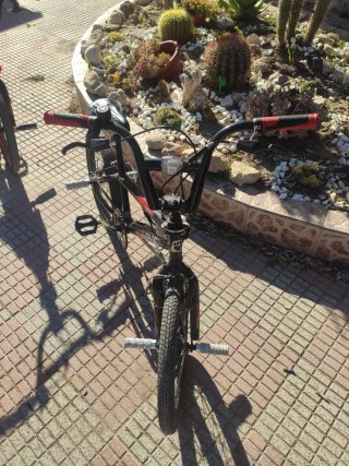Bicicletas BMX Negras y Rojas