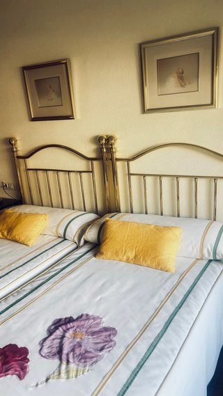 Colchas y cabezales cama 90 + cuadros
