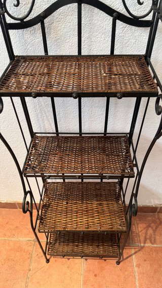 Estantería de forja con mimbre