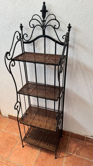 Estantería de forja con mimbre