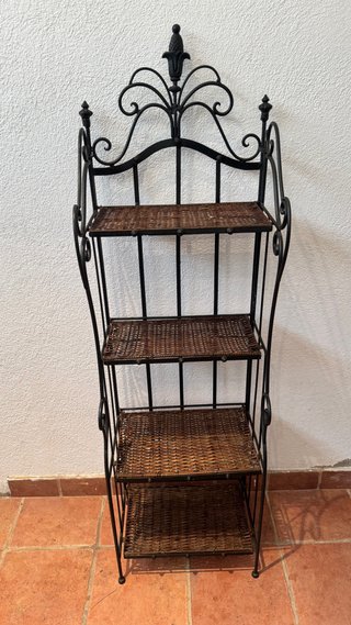 Estantería de forja con mimbre