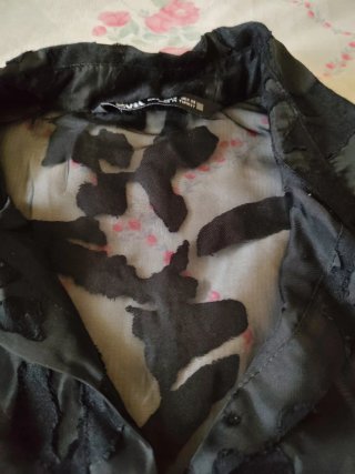 Blusa transparente negra con estampado