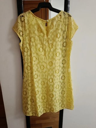 Vestido amarillo de verano con encaje
