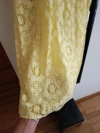 Vestido amarillo de verano con encaje