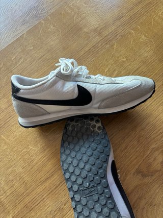 Zapatillas Nike Casual Beige y Blancas