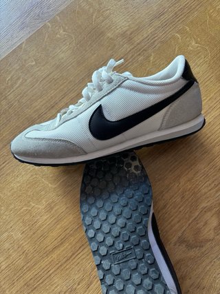 Zapatillas Nike Casual Beige y Blancas